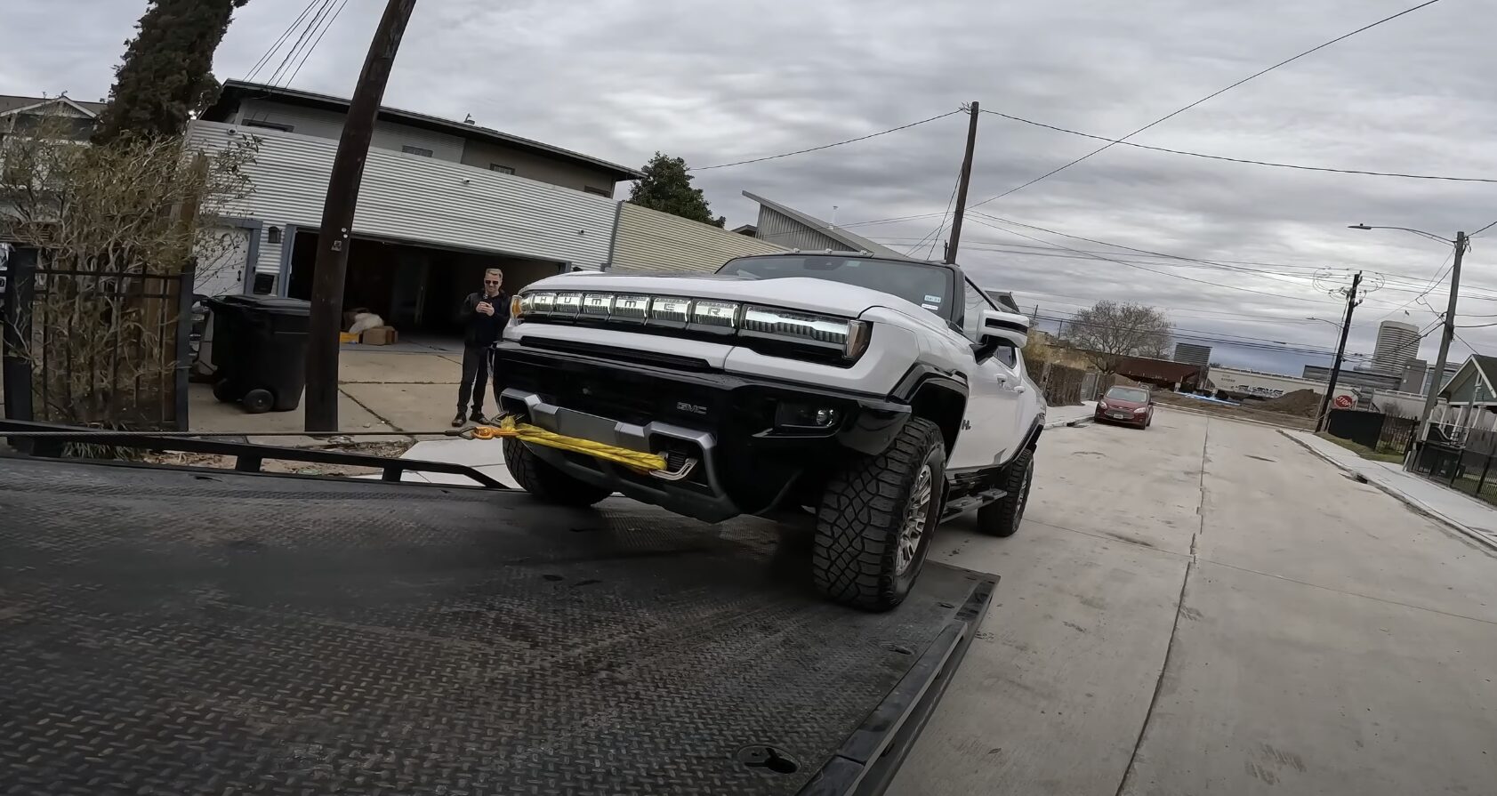 Professional heavy-duty towing truck with flatbed for RVs and trucks Heavy-duty tow truck with specialized equipment for large vehicle transport